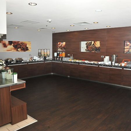 Hotel Ramada 피테슈티 외부 사진