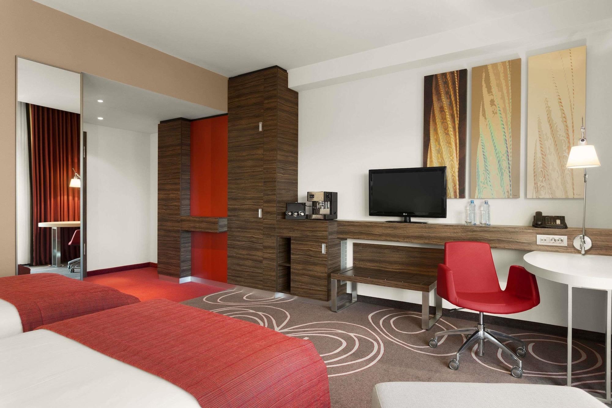 Hotel Ramada 피테슈티 외부 사진