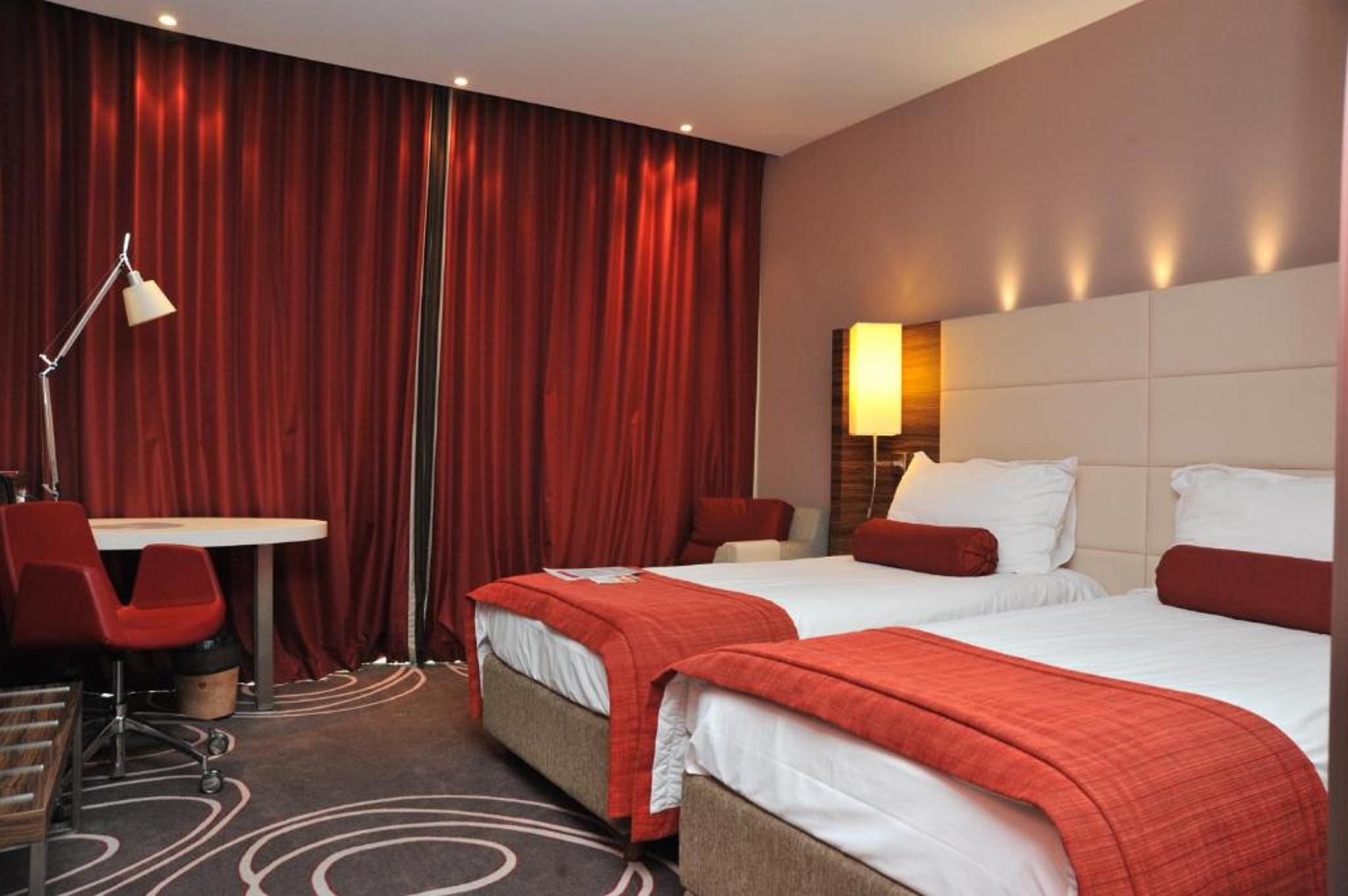 Hotel Ramada 피테슈티 외부 사진
