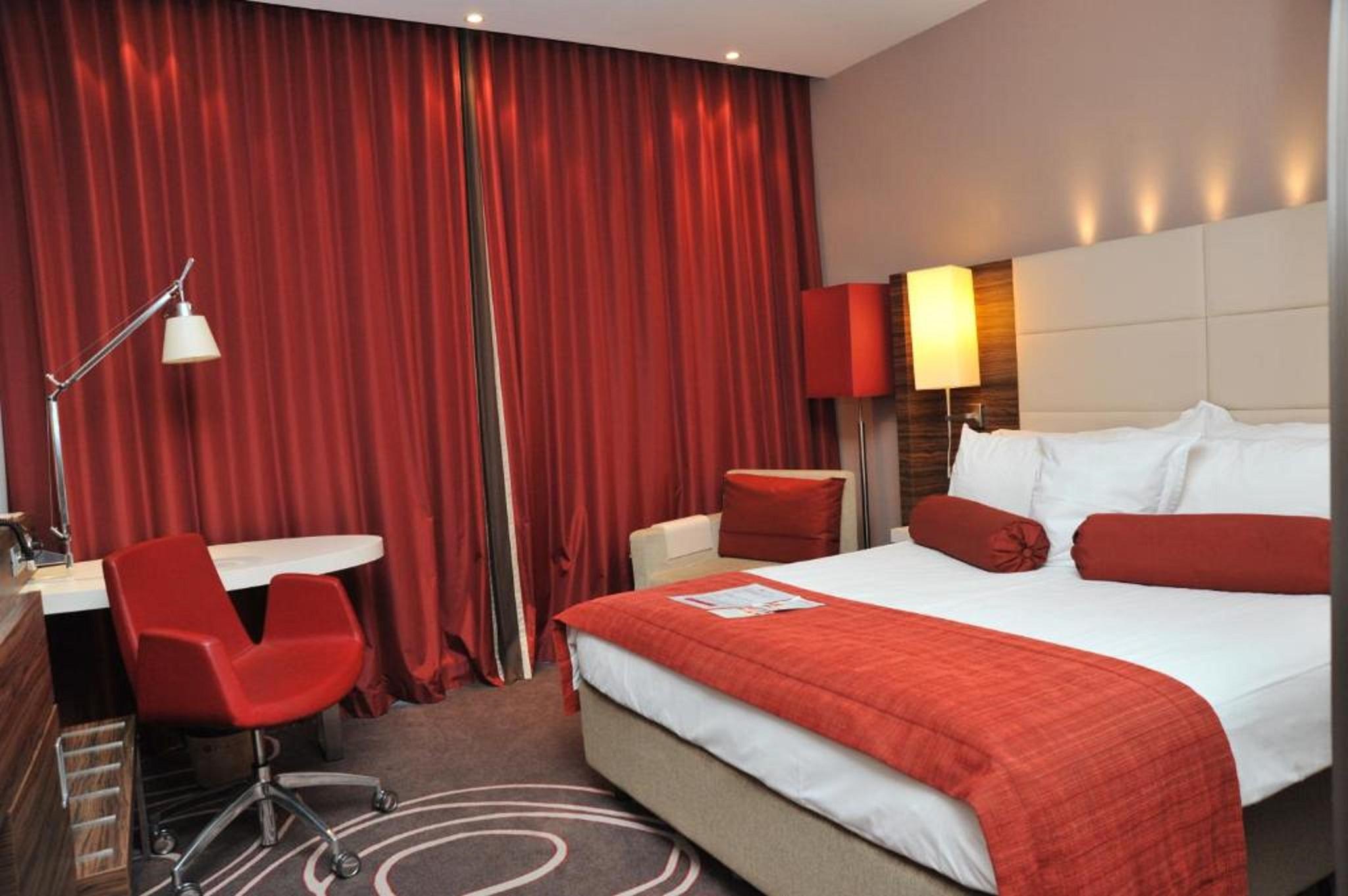 Hotel Ramada 피테슈티 외부 사진