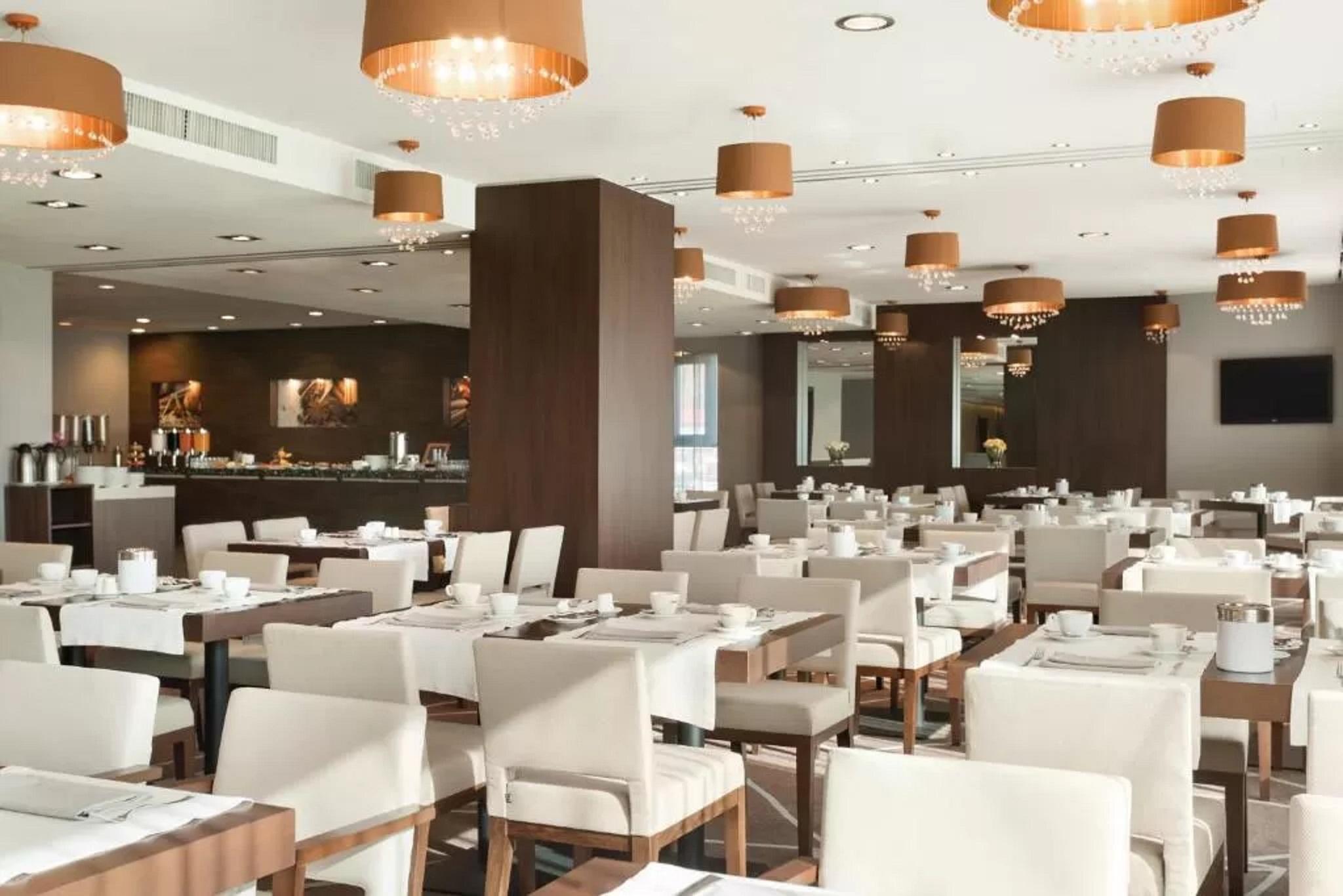 Hotel Ramada 피테슈티 외부 사진