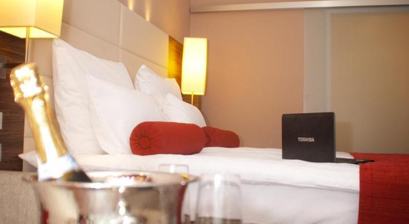 Hotel Ramada 피테슈티 외부 사진