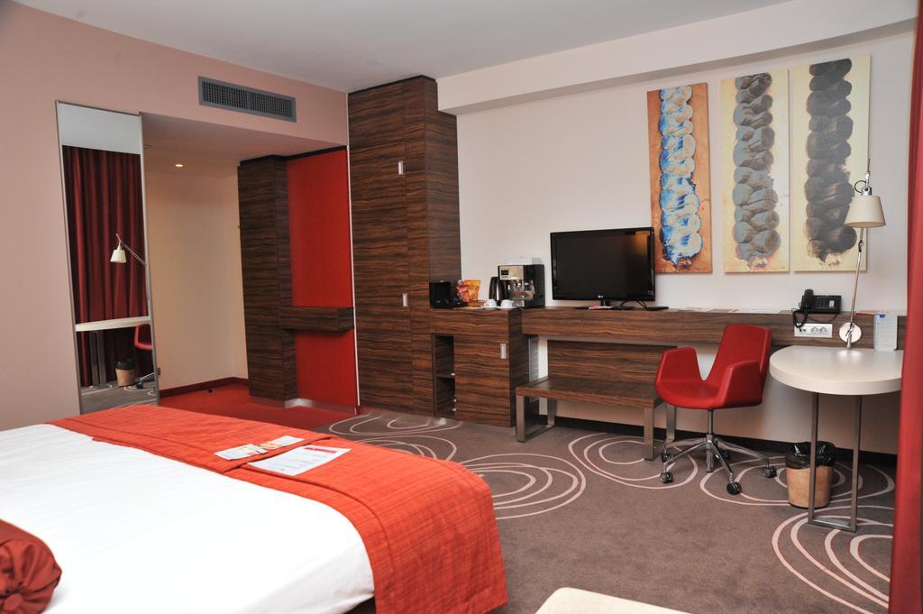 Hotel Ramada 피테슈티 외부 사진