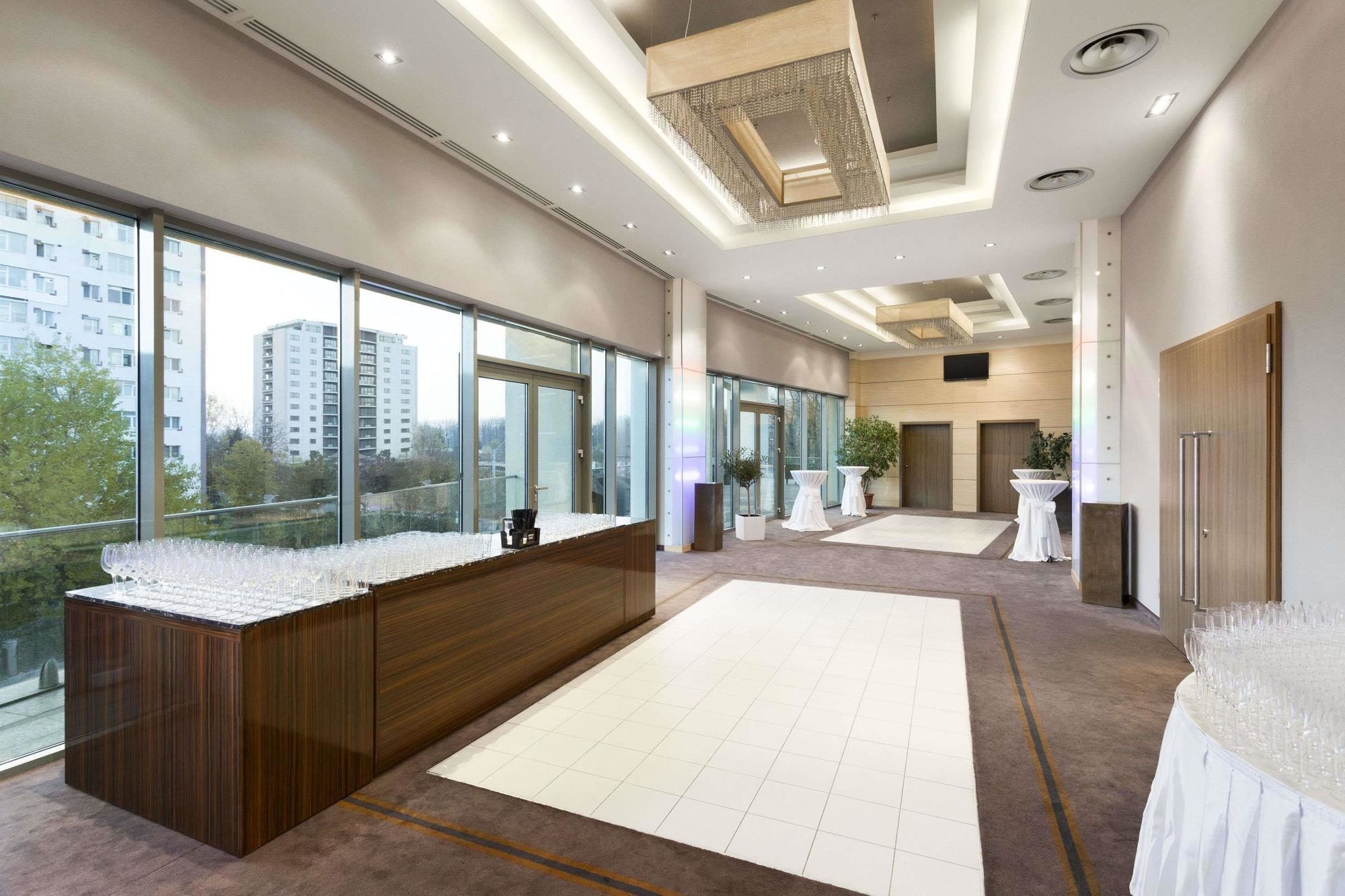 Hotel Ramada 피테슈티 외부 사진