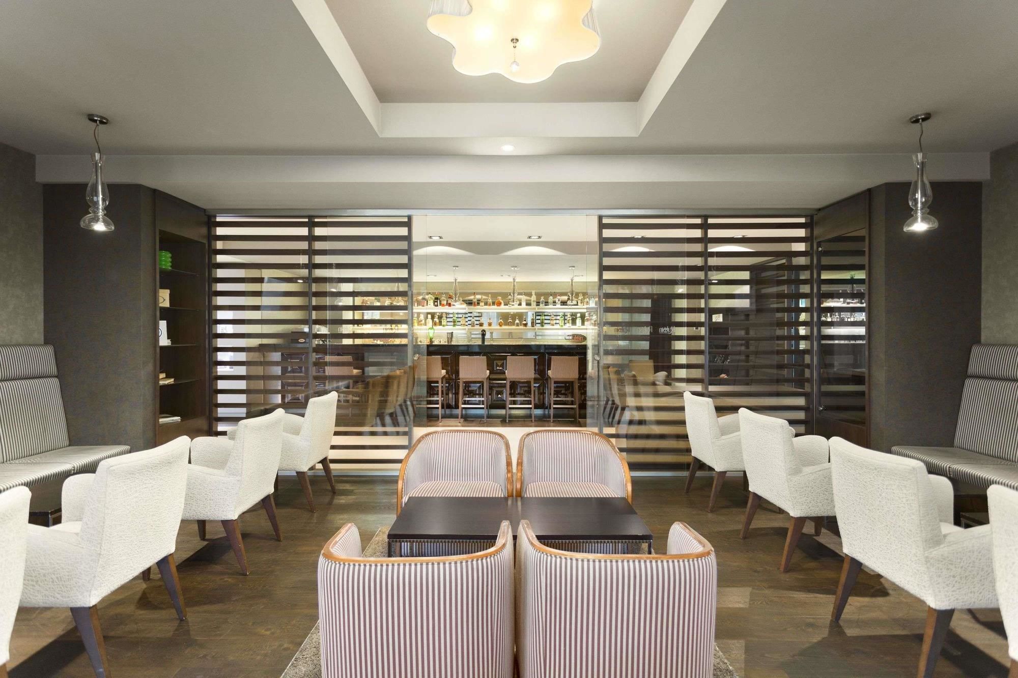 Hotel Ramada 피테슈티 외부 사진